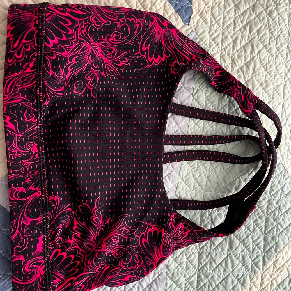 Lululemon bra size 2! Energy bra Lululemon beautiful hot pink print